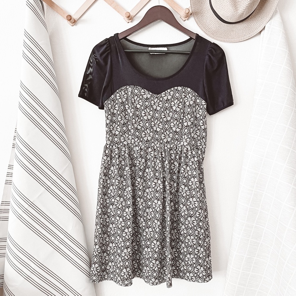 Anthropologie A’reve Neutral Floral Lace Sleeve Dress